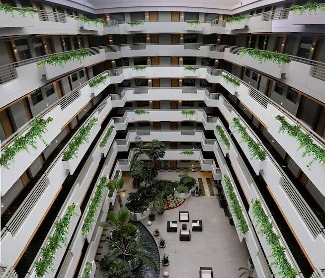 مجموعه ویستا شهر, La Concha Renaissance San Juan Resort