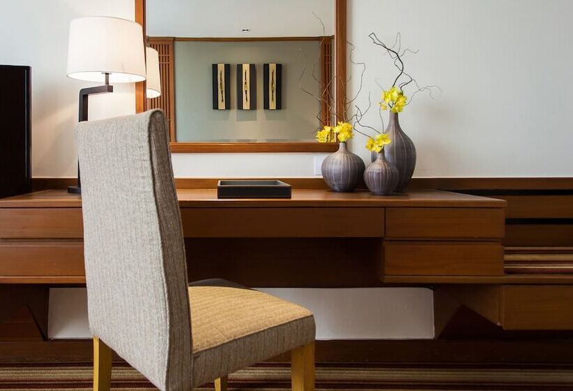 اتاق لوکس با چشم‌انداز استخر, Amari Don Muang Airport Bangkok