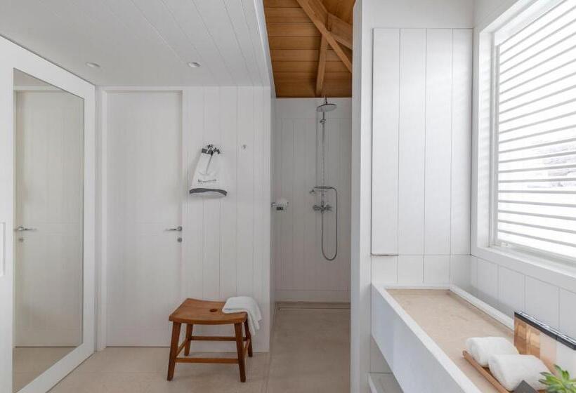 خانه یا کلبه ی ییلاقی با نمای استخر, Le Sereno