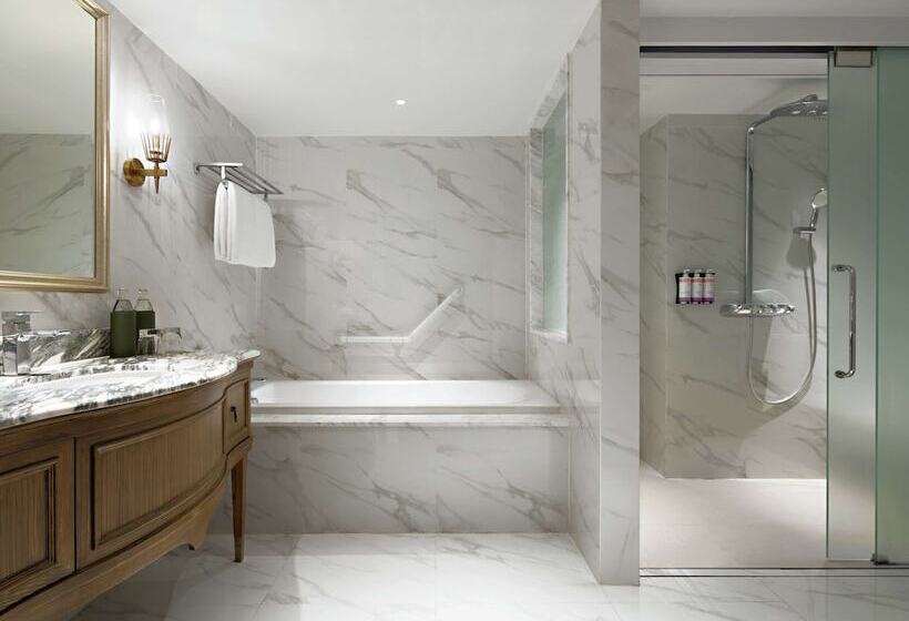 سوییت, Mövenpick Hotel Bangkok Ploenchit Bdms