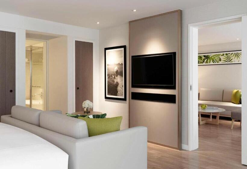 Deluxe Suite King Bed, Mövenpick Hotel Bangkok Ploenchit Bdms