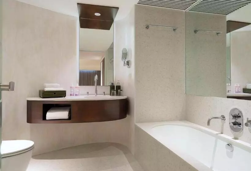 キングサイズベッドのデラックスルーム, Mövenpick Hotel Bangkok Ploenchit Bdms