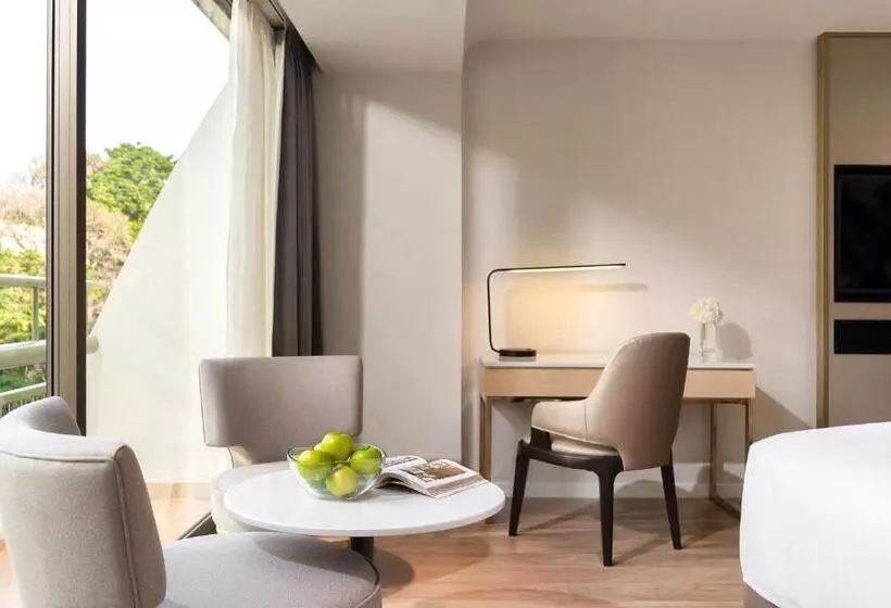 キングサイズベッドのデラックスルーム, Mövenpick Hotel Bangkok Ploenchit Bdms