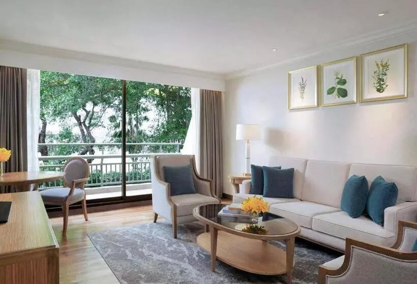 キングサイズベッドのスイートルーム, Mövenpick Hotel Bangkok Ploenchit Bdms