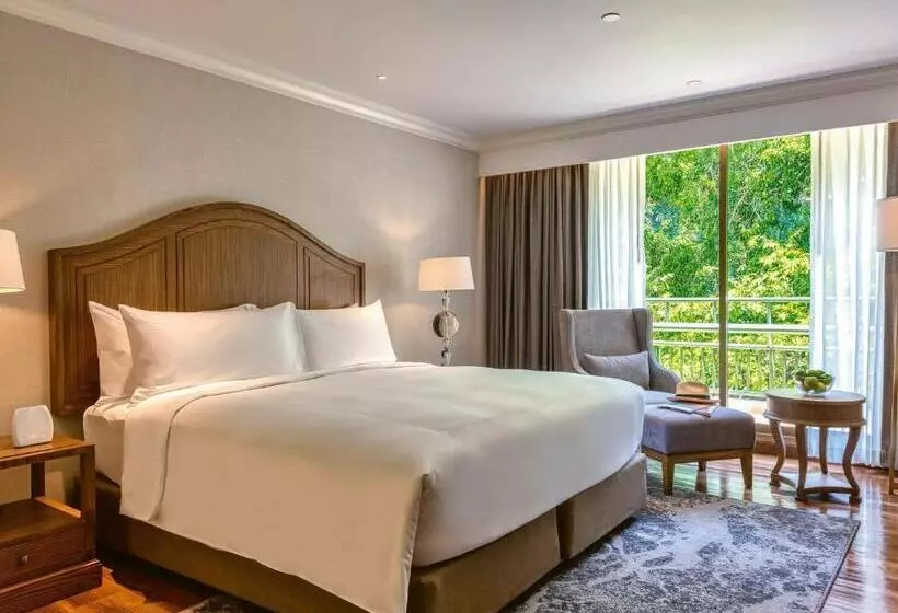 キングサイズベッドのスイートルーム, Mövenpick Hotel Bangkok Ploenchit Bdms