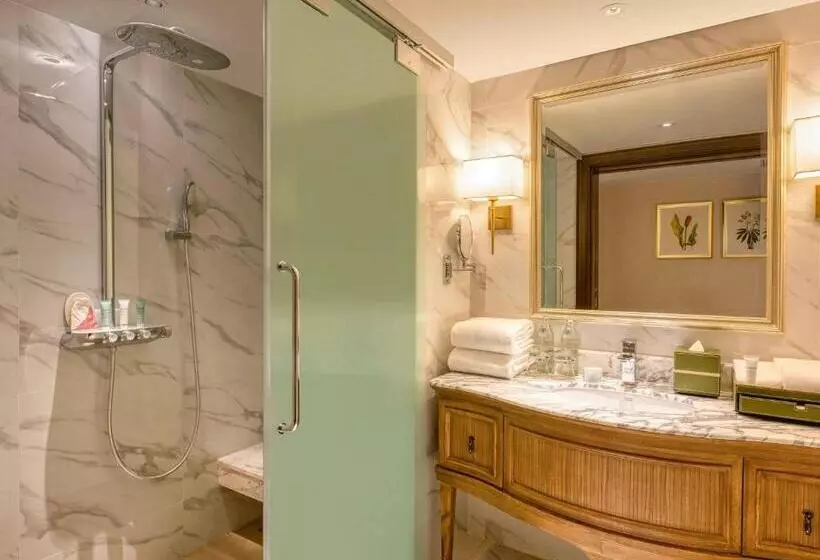 キングサイズベッドのデラックスルーム, Mövenpick Hotel Bangkok Ploenchit Bdms
