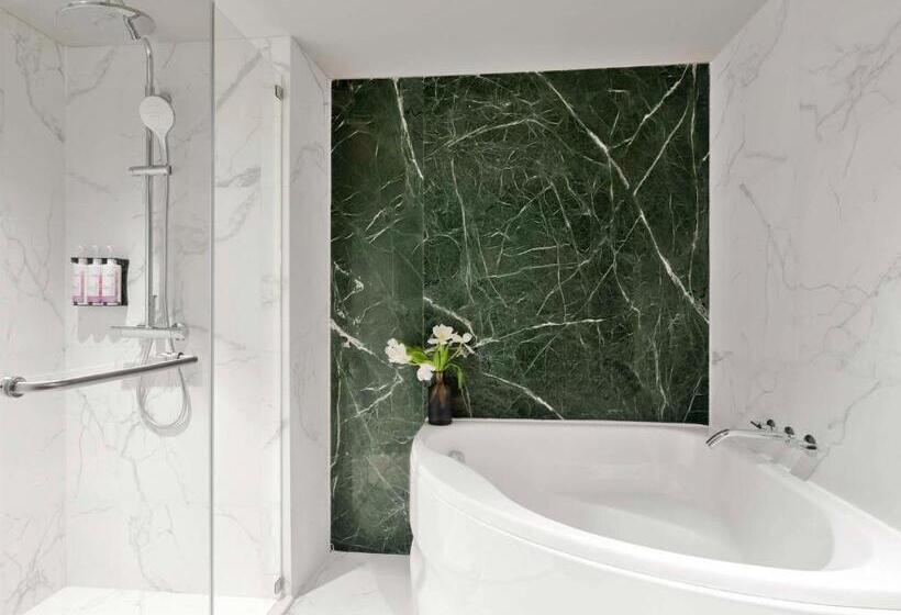 سوییت خانوادگی, Mövenpick Hotel Bangkok Ploenchit Bdms