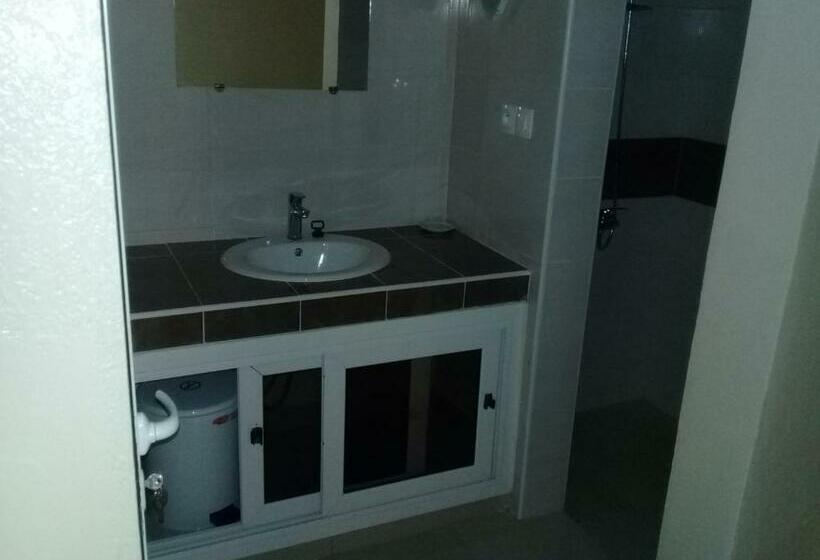 Pokój Deluxe, Nema Kadior