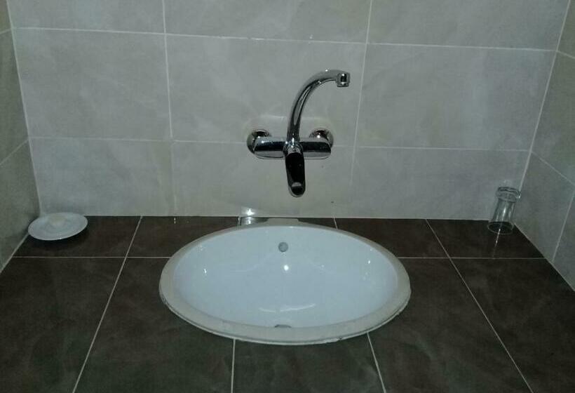 Pokój Deluxe, Nema Kadior