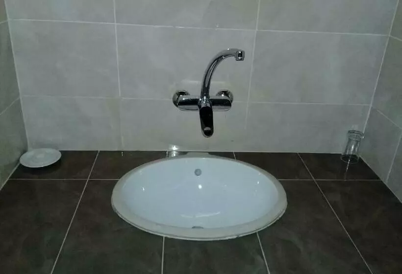 اتاق لوکس, Nema Kadior