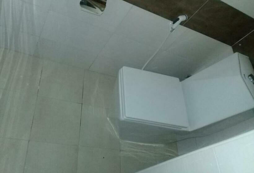 Pokój Deluxe, Nema Kadior