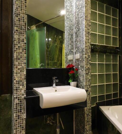 اتاق لوکس با تخت بزرگ, Right Spot