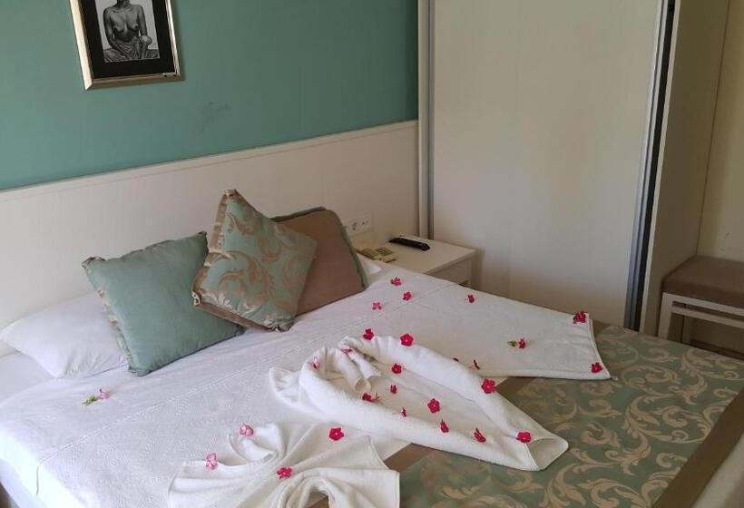 Habitació Triple Estàndard amb Balcó, Artemis