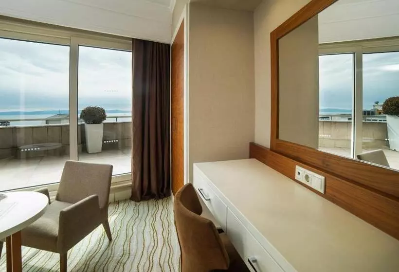 اتاق سوپریور با چشم‌انداز دریا و بالکن, Radisson Hotel President Old Town Istanbul
