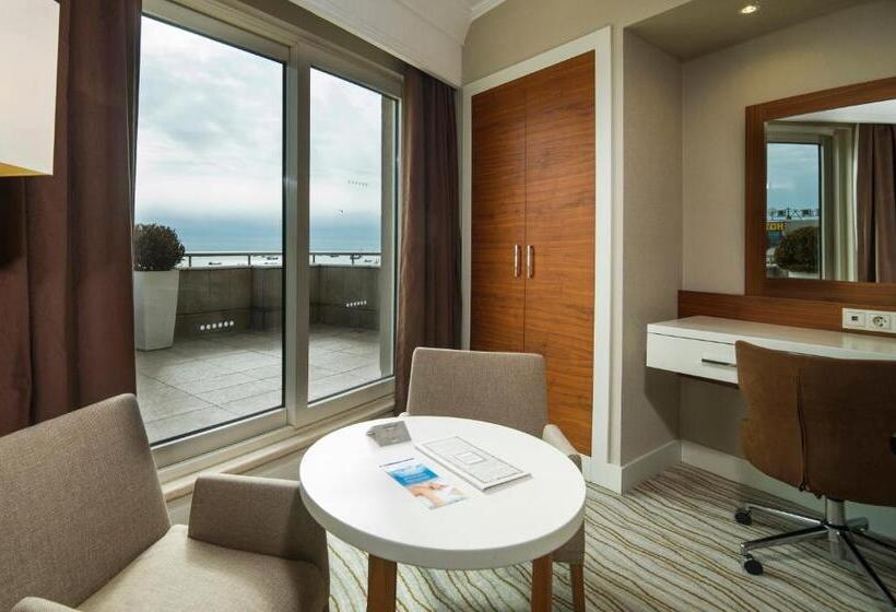 اتاق سوپریور با چشم‌انداز دریا و بالکن, Radisson Hotel President Old Town Istanbul