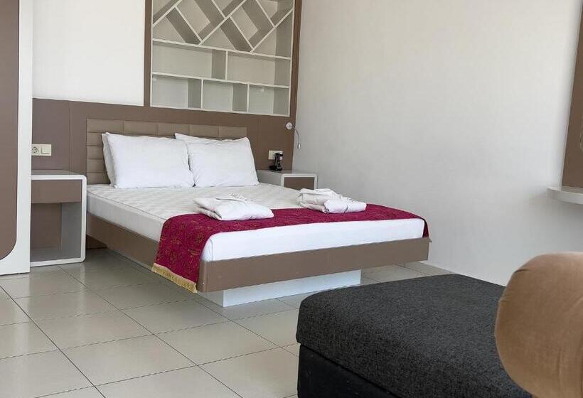 اتاق اساندارد با چشم‌انداز جانبی به دریا, Puding