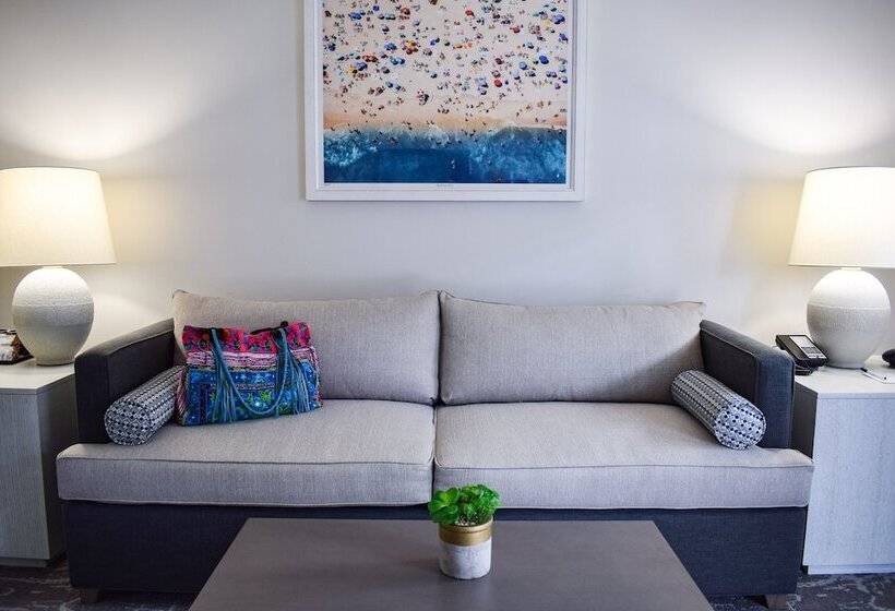 جناح جونيور, Beachside Inn