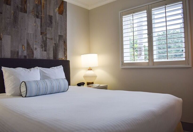 جناح جونيور, Beachside Inn