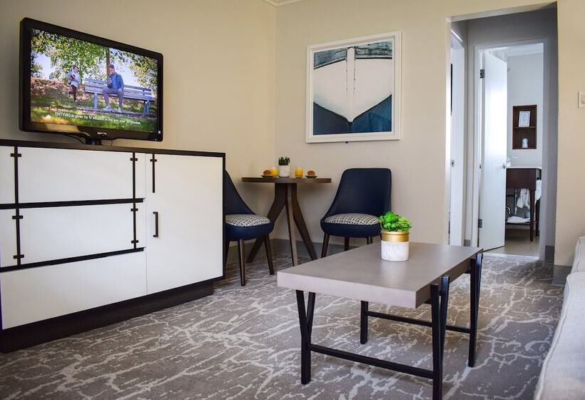 جناح جونيور, Beachside Inn