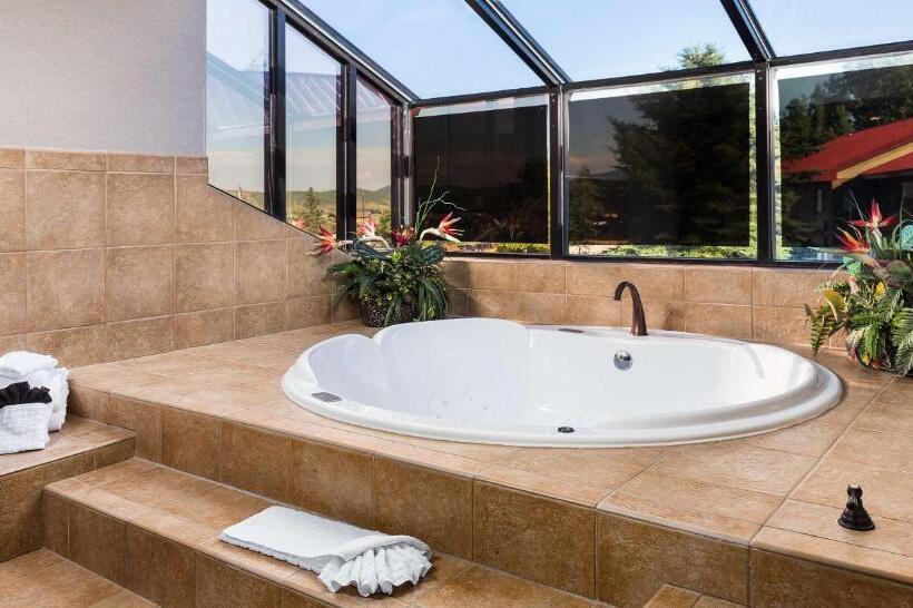 מיטת קינג בסוויטה, Best Western Plus Landmark Inn