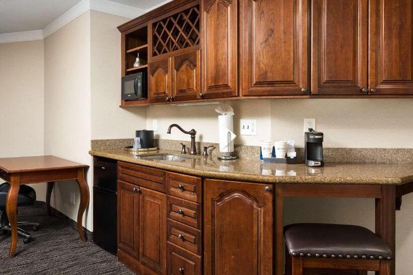 מיטת קינג בסוויטה, Best Western Plus Landmark Inn