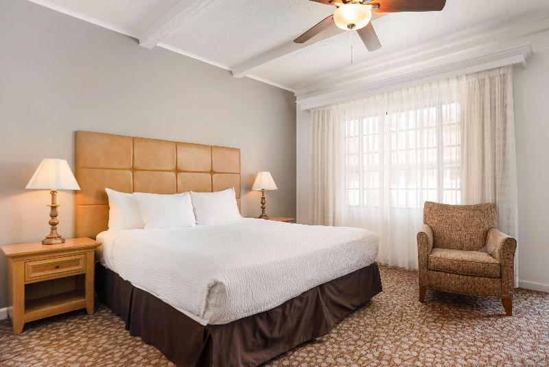 מיטת קינג בסוויטה, Best Western Plus Santa Barbara