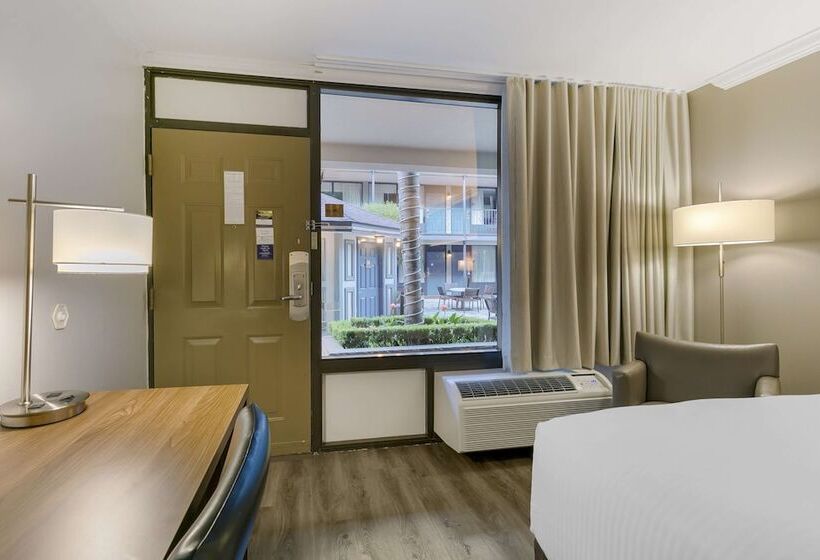 Номер Стандарт 2 Двуспальные Кровати, Best Western Plus Westbank
