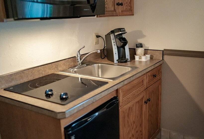 استودیوی استاندارد, Chateau Westport Resort