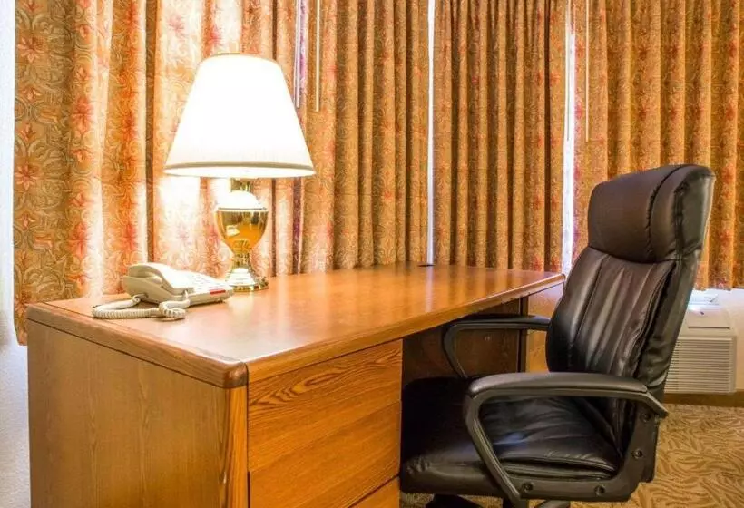キングサイズベッドのスイートルーム, Econo Lodge Inn & Suites