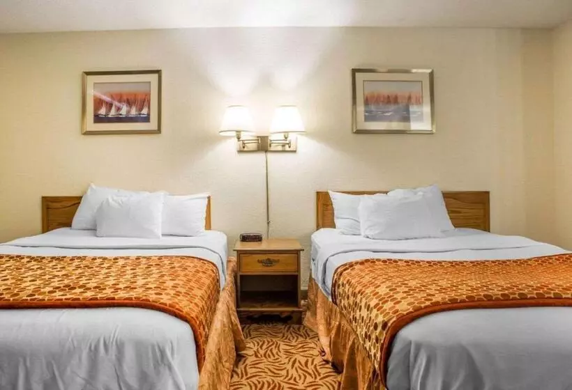 ２ダブルベッドのスタンダードルーム, Econo Lodge Inn & Suites