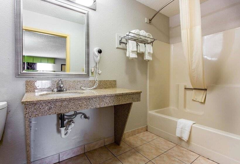 带2个双人床的标准工作室, Quality Inn