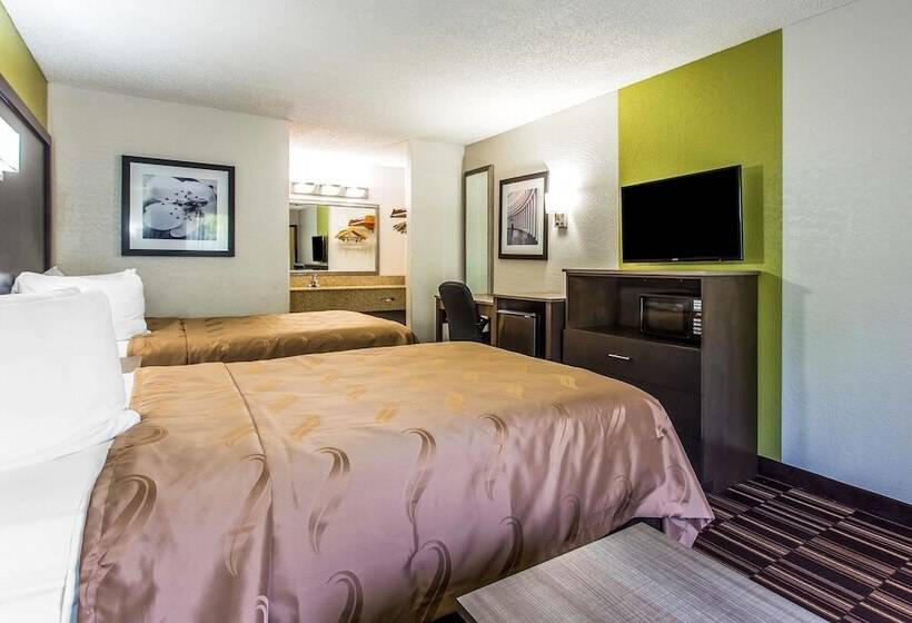 带2个双人床的标准工作室, Quality Inn