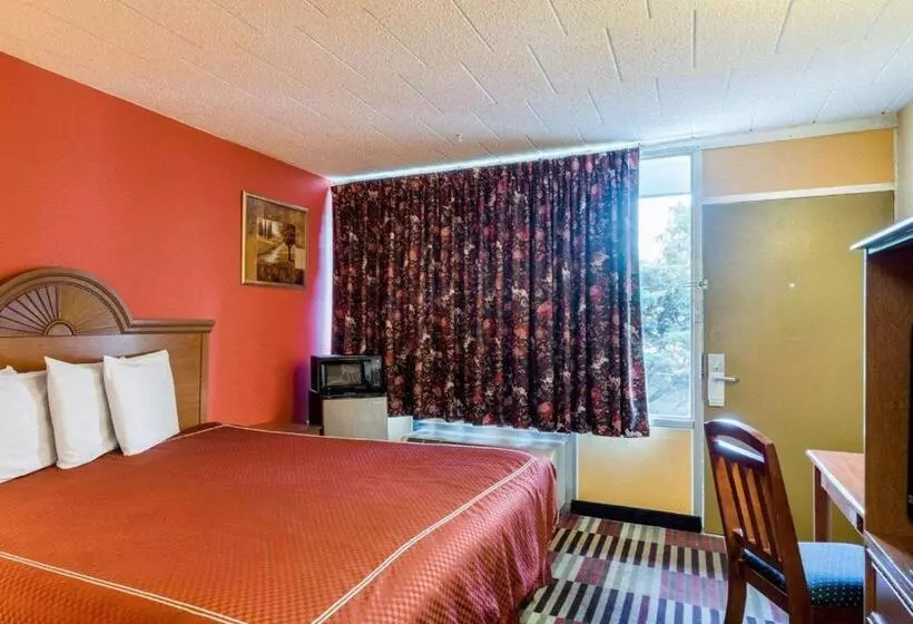 キングサイズベッドのスタンダードルーム, Rodeway Inn University