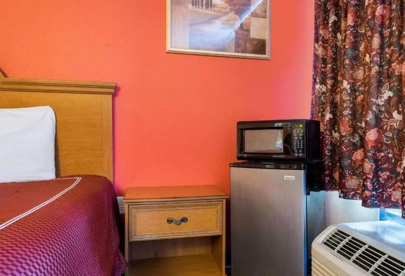 キングサイズベッドのスタンダードルーム, Rodeway Inn University