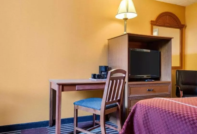 キングサイズベッドのスタンダードルーム, Rodeway Inn University
