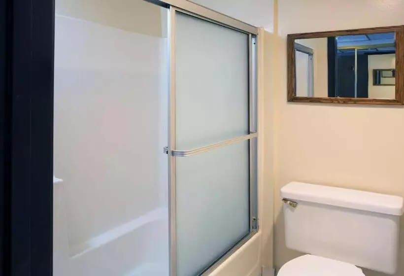 اتاق لوکس با چشم‌انداز دریا, Travelodge By Wyndham Ocean Front