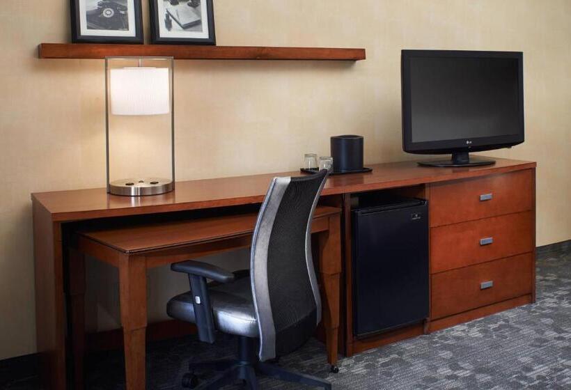 غرفة قياسية سرير كينج لذوى الإحتياجات الخاصة, Courtyard Detroit Dearborn