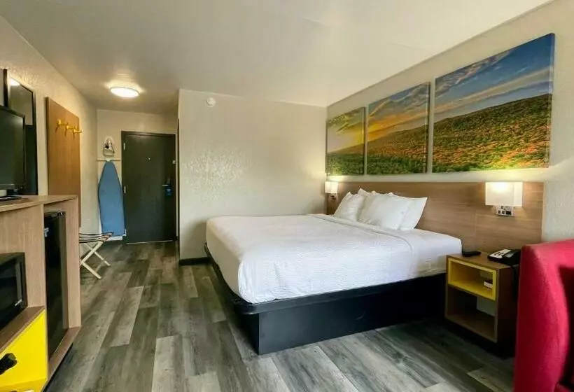 キングサイズベッドのスタンダードルーム, Days Inn By Wyndham Columbus In