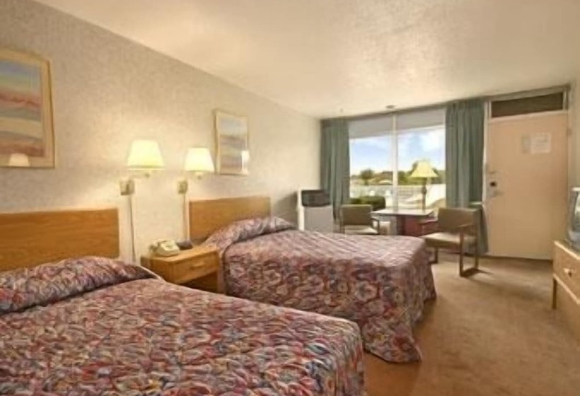 غرفه قياسيه سريرين مزدوجين, Days Inn By Wyndham St Clairsville