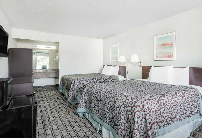 غرفه قياسيه سريرين مزدوجين, Days Inn By Wyndham St Clairsville