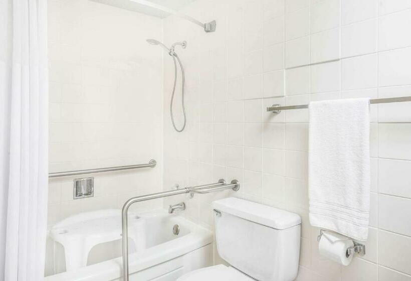Номер Стандарт Адаптированный для Инвалидов, Days Inn By Wyndham St Clairsville