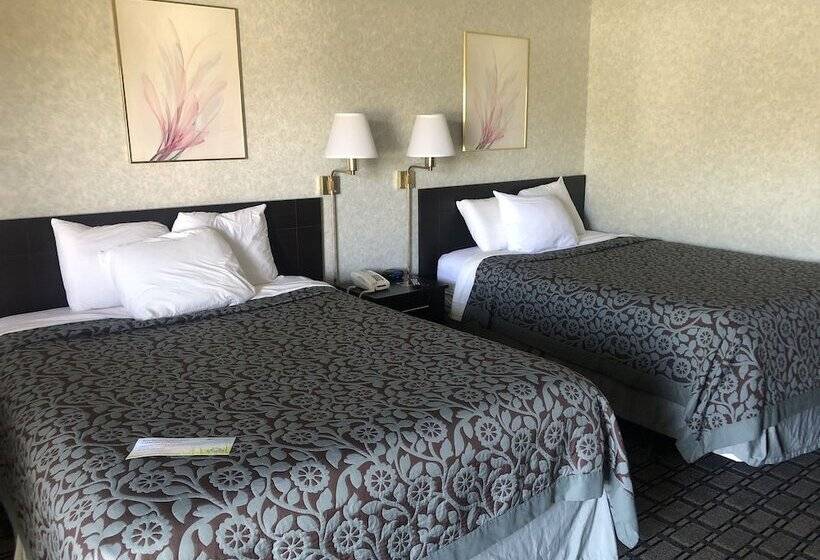 غرفه قياسيه سريرين مزدوجين, Days Inn By Wyndham St Clairsville