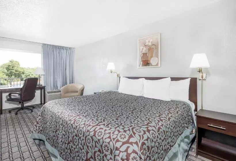 キングサイズベッドのスタンダードルーム, Days Inn By Wyndham St Clairsville