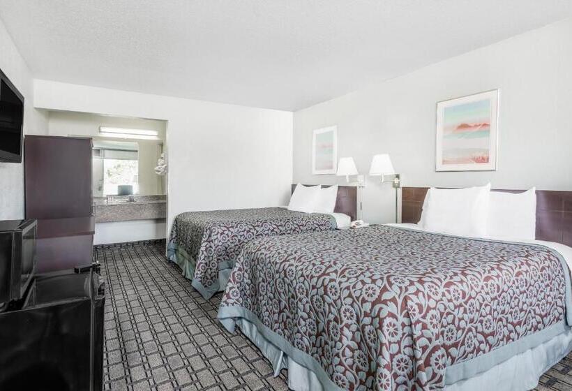 غرفه قياسيه سريرين مزدوجين, Days Inn By Wyndham St Clairsville