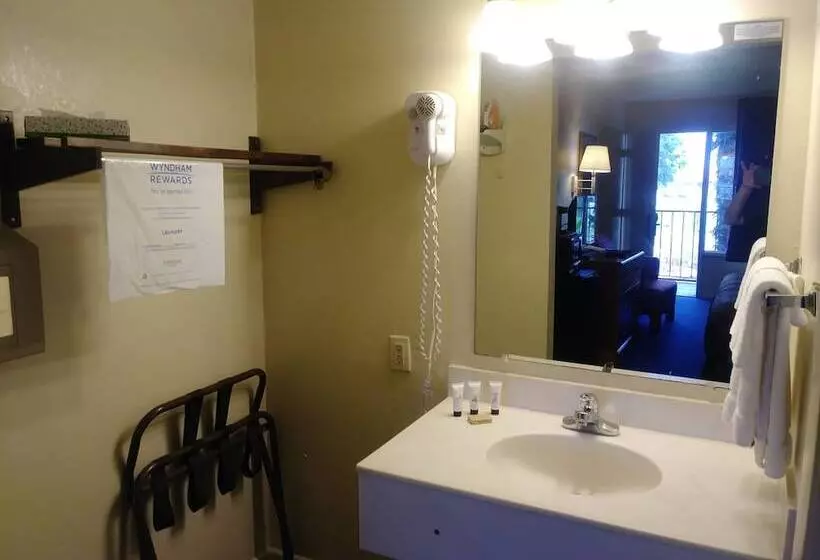 ２ダブルベッドのスタンダードルーム, Knights Inn San Antonio Near Frost Bank Center