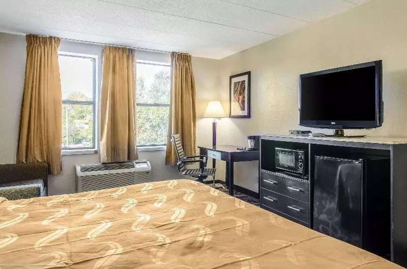 キングサイズベッドのスタンダードルーム, La Casa Inn & Suites Middleboro