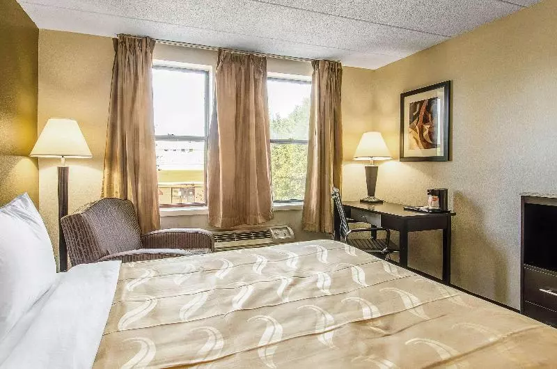 キングサイズベッドのスタンダードルーム, La Casa Inn & Suites Middleboro