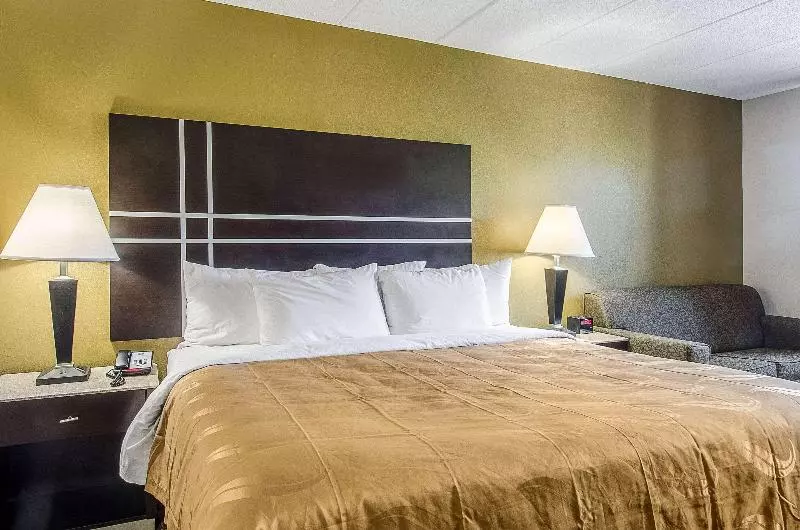 キングサイズベッドのスタンダードルーム, La Casa Inn & Suites Middleboro