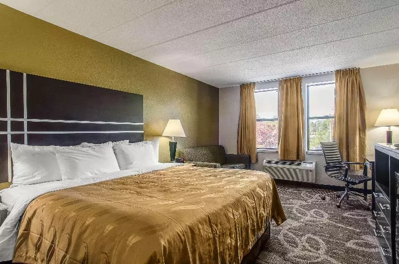キングサイズベッドのスタンダードルーム, La Casa Inn & Suites Middleboro