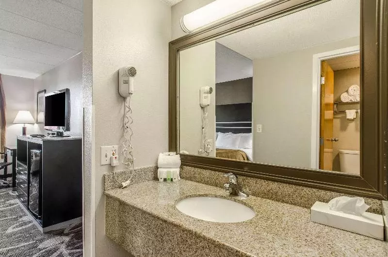 キングサイズベッドのスタンダードルーム, La Casa Inn & Suites Middleboro